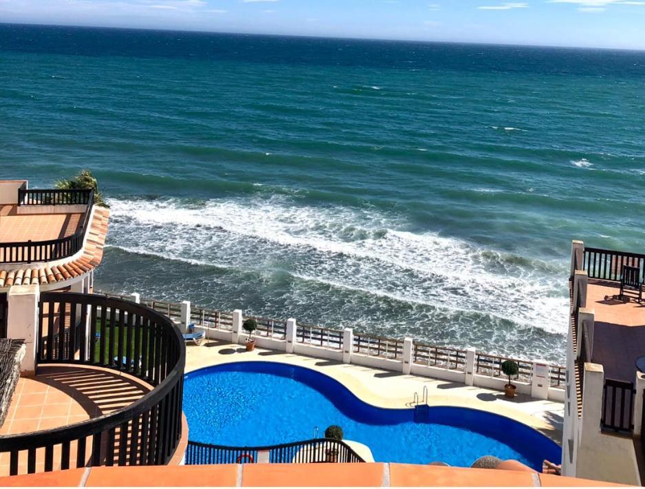 Beachfront Penthouse Apartment With Large Terrace And Breathtaking Sea Views Close To Marbella Spain Sitio de Calahonda Eksteriør bilde