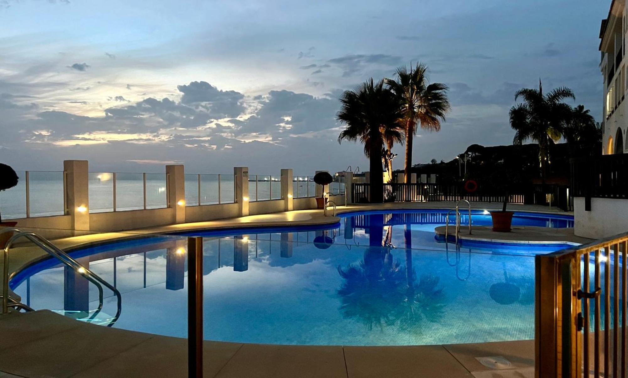 Beachfront Penthouse Apartment With Large Terrace And Breathtaking Sea Views Close To Marbella Spain Sitio de Calahonda Eksteriør bilde